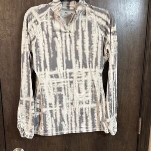 Under Armour Gray and Cream Fitted Top